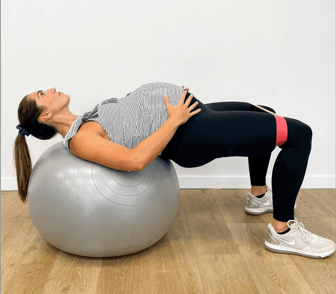 Caroline, coach sportive FitMum France, montrant un exercice de Pilates prénatal pour activer la circulation sanguine