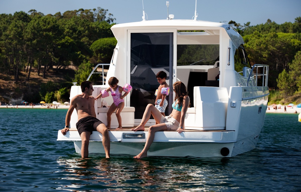 Guests on the aft deck of the Rodman Spirit 31 HT Inboard
