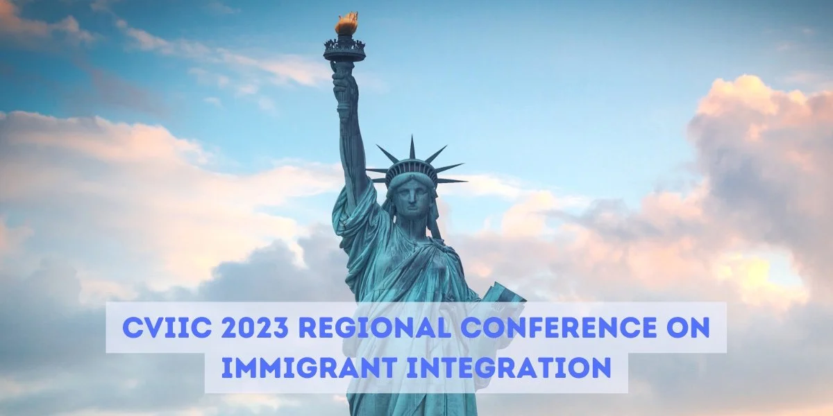 A Estátua da Liberdade ergue-se majestosamente diante de um fundo de céu vibrante com nuvens suaves, acompanhada do texto "CVIIC 2023 Conferência Regional sobre Integração de Imigrantes."