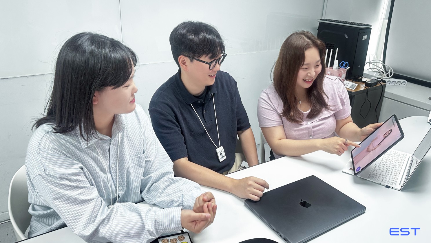 인터뷰 대상자인 기획센터 휴먼실 선행기술팀 김현진님, 개발센터 솔루션개발팀 겸 일본사업 TF 권동영님, 사업센터 AI 콘텐츠 사업팀 황수영님이 앉아있다.