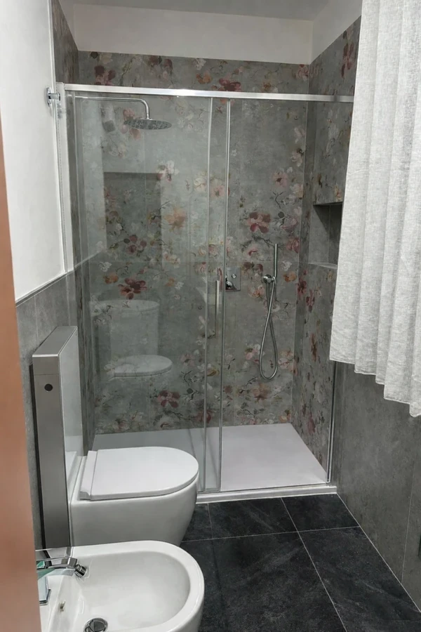 Tecnico al lavoro su impianto WC incassato Geberit durante ristrutturazione bagno, con attrezzi e tubazioni a vista.