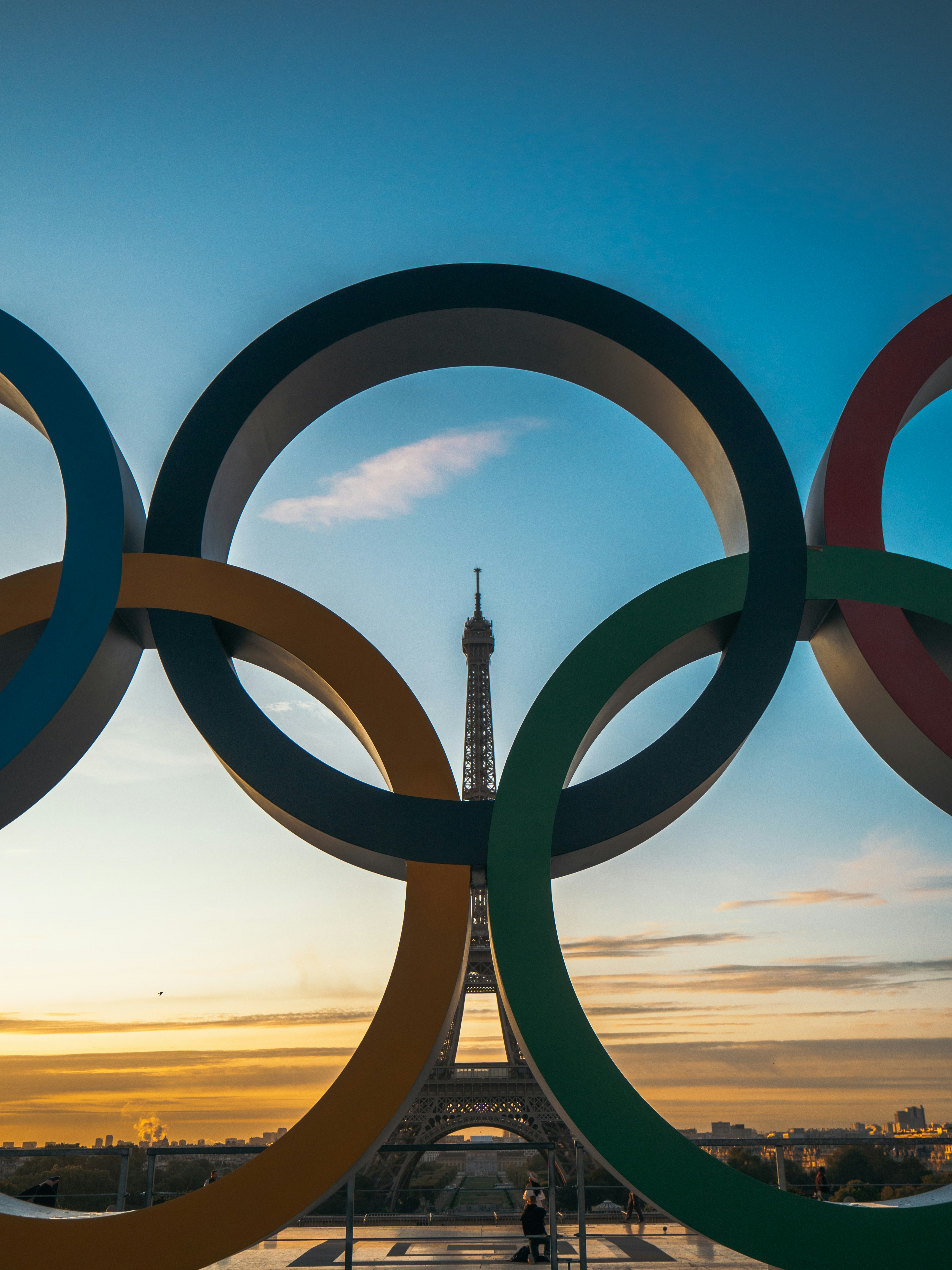 Photo de la tour eiffel avec les cercles des jeux olympiques devant