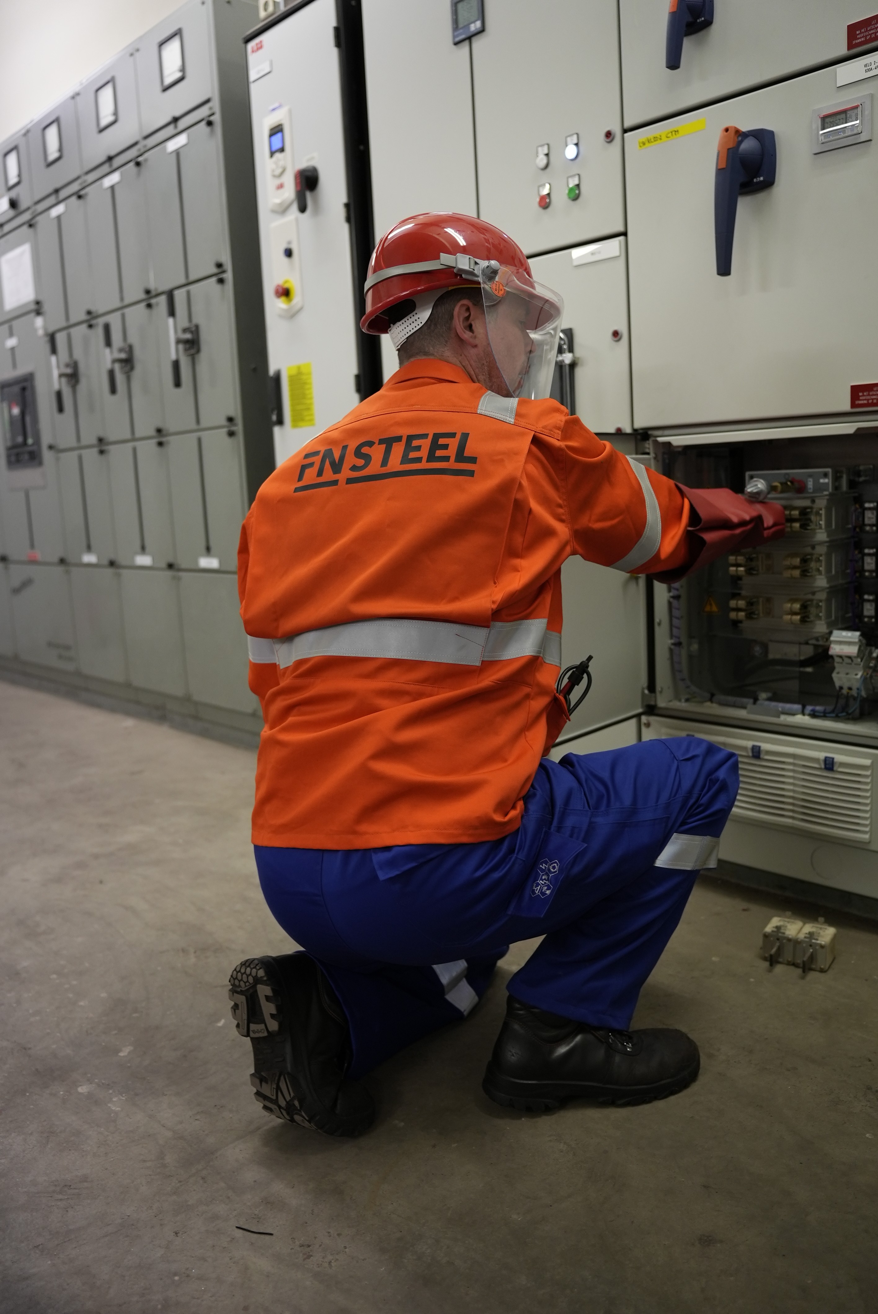 Monteur van FNsteel aan het werk