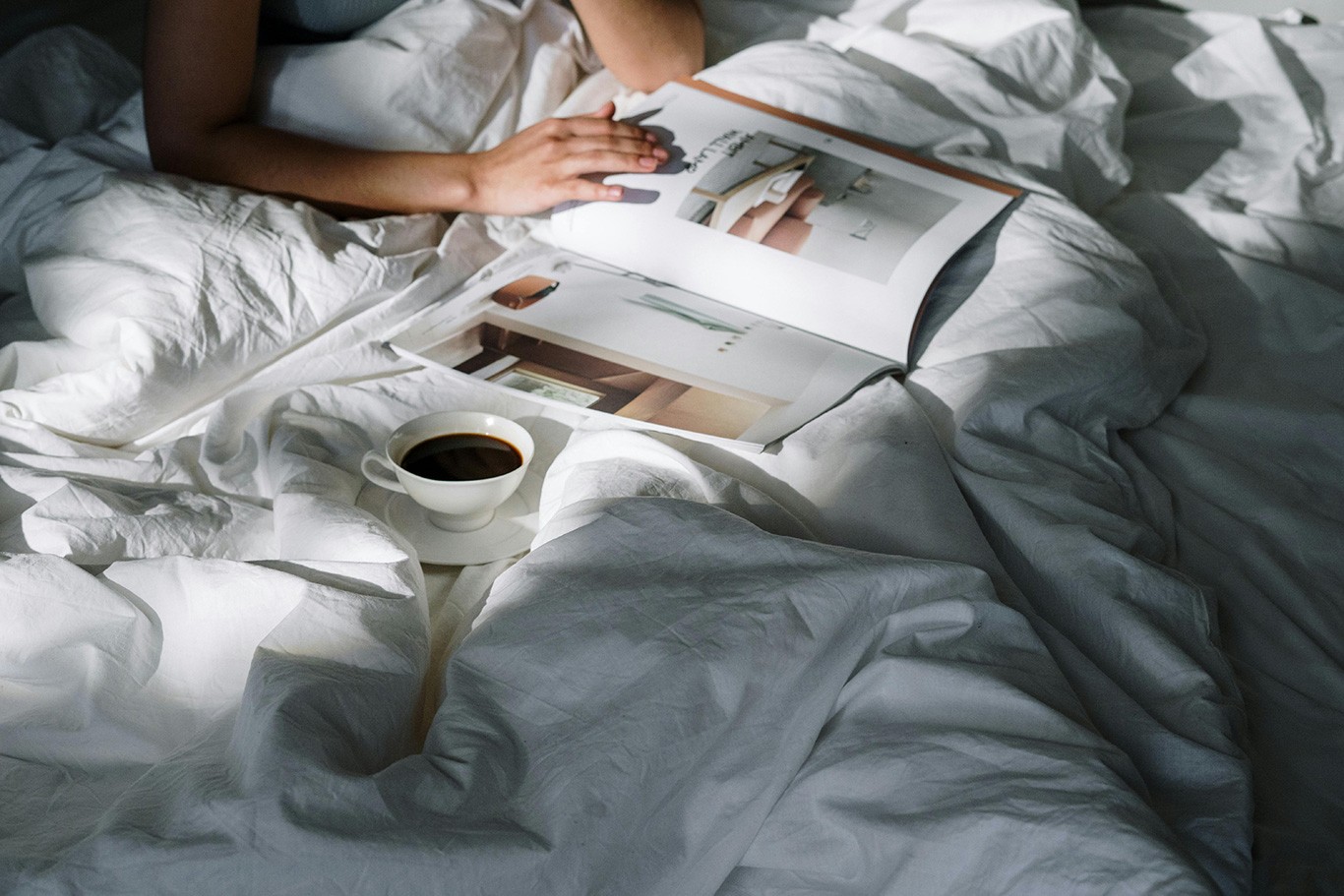 photo d'une femme avec un café au lit, illustrant la différence entre repos et récupération
