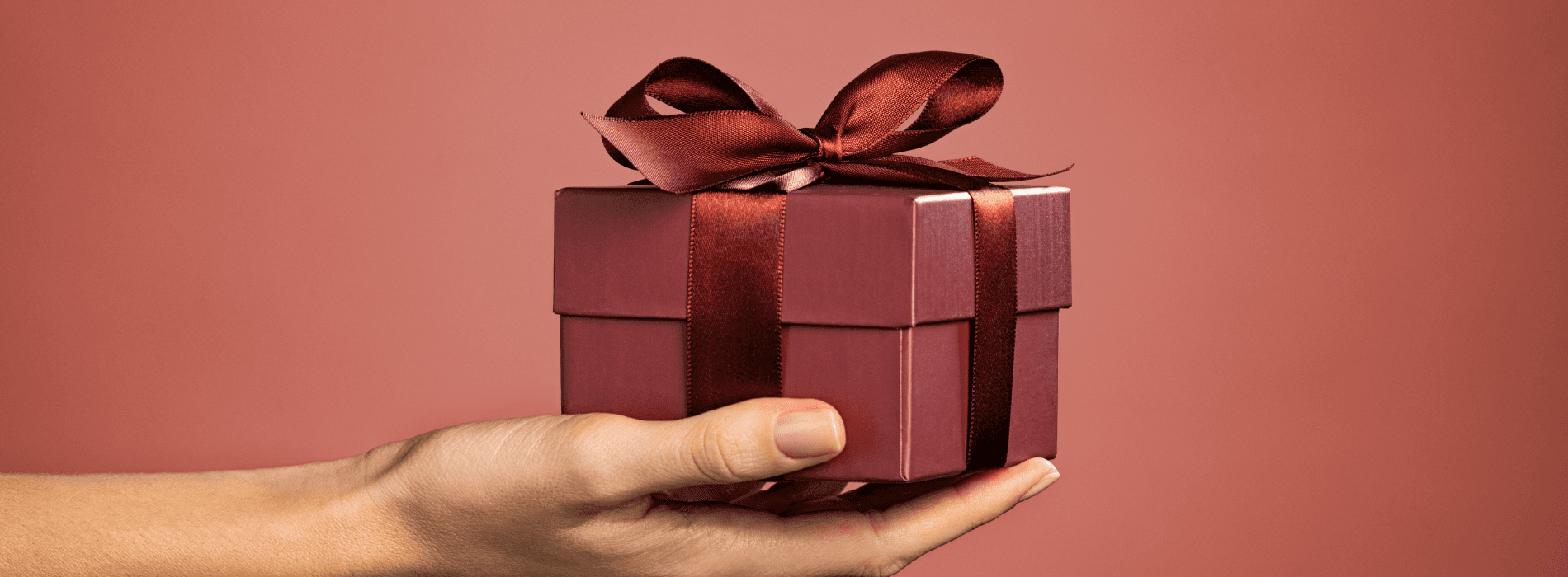 mains qui tient un cadeau