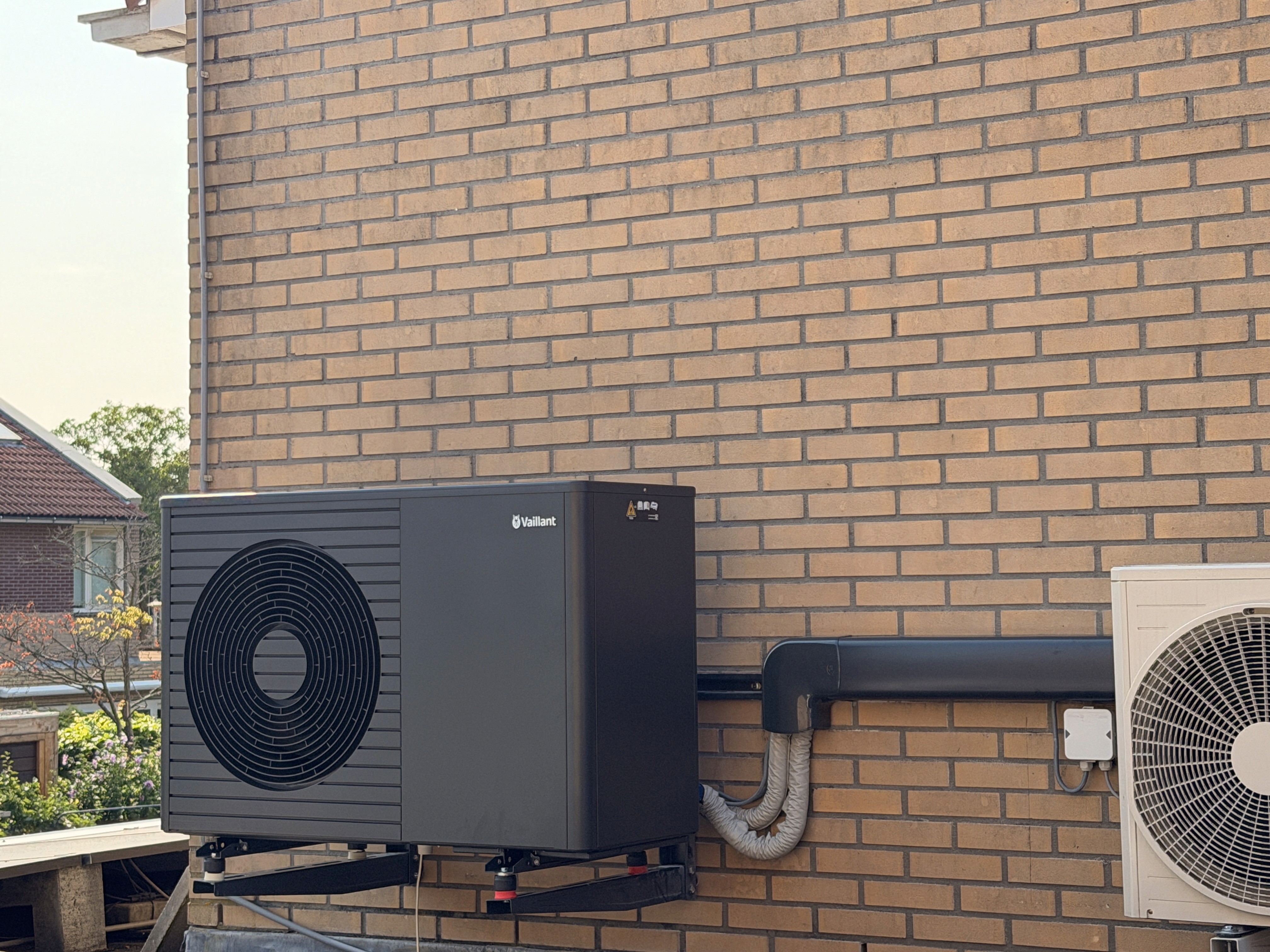 Vaillant Arotherm Plus op wandbeugel