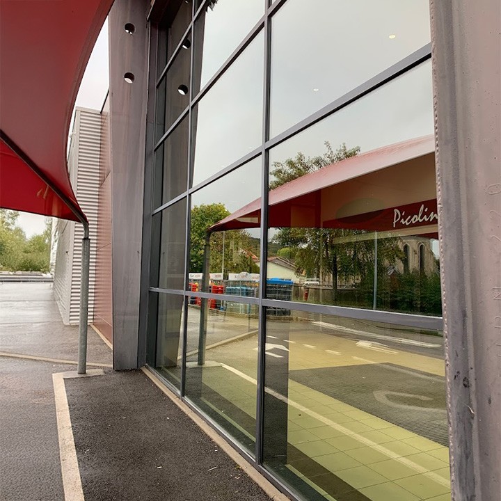 Les vitres d'un magasin sont brillantes tellement elles ont bien été entretenues