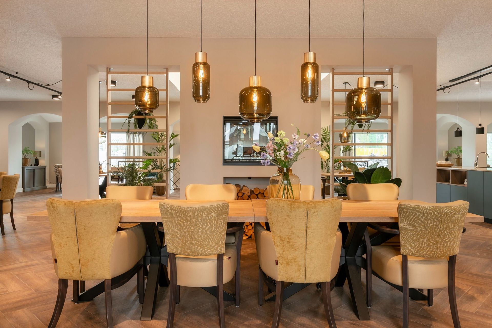 eethoek ouderenzorg met oker gele stoelen en bruine glaslampen
