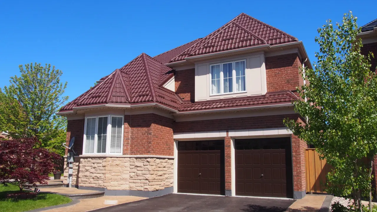 Toiture en tuiles métalliques style terre cuite sur résidence