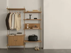 Dans le lookbook de la marque Danoise Another Aspect, le mannequin porte un costume gris et une chemise blanche