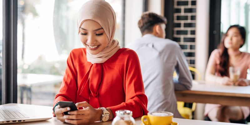 Seorang wanita Malaysia di kafe.