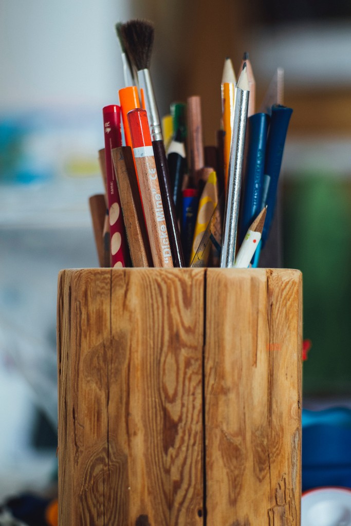 Close up of a tray with multiple pens.