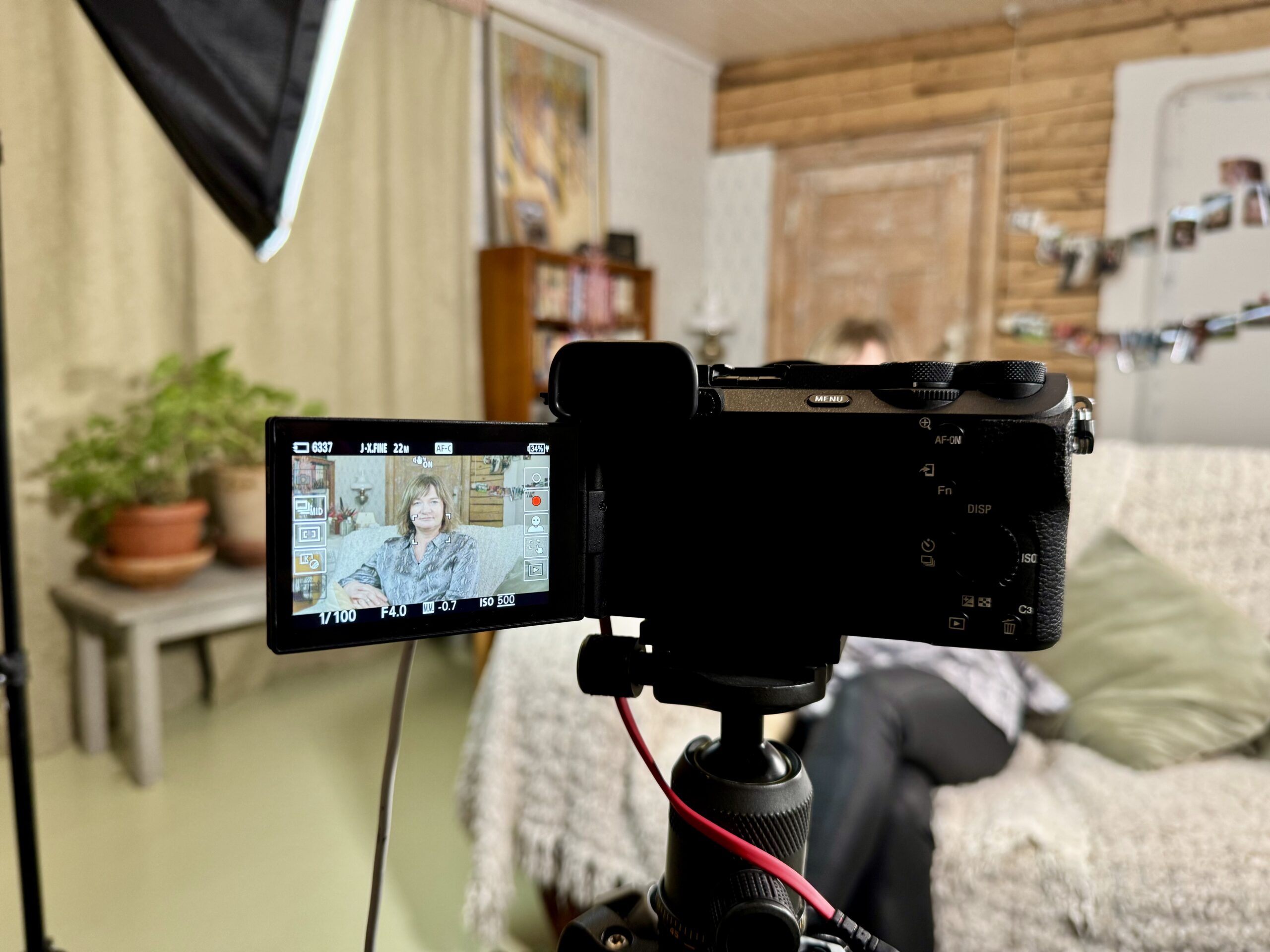 Kaamera filmib inimest diivanil