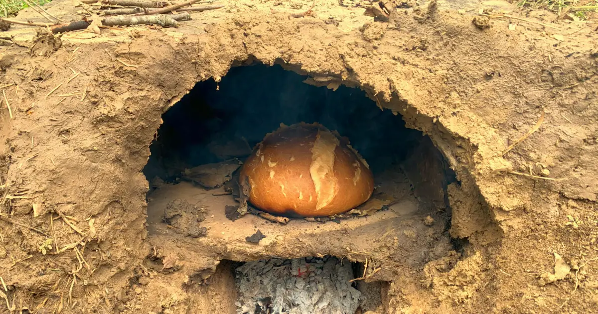 pane cotto in un forno in terra cruda survival e lievitato con lieviti selvatici