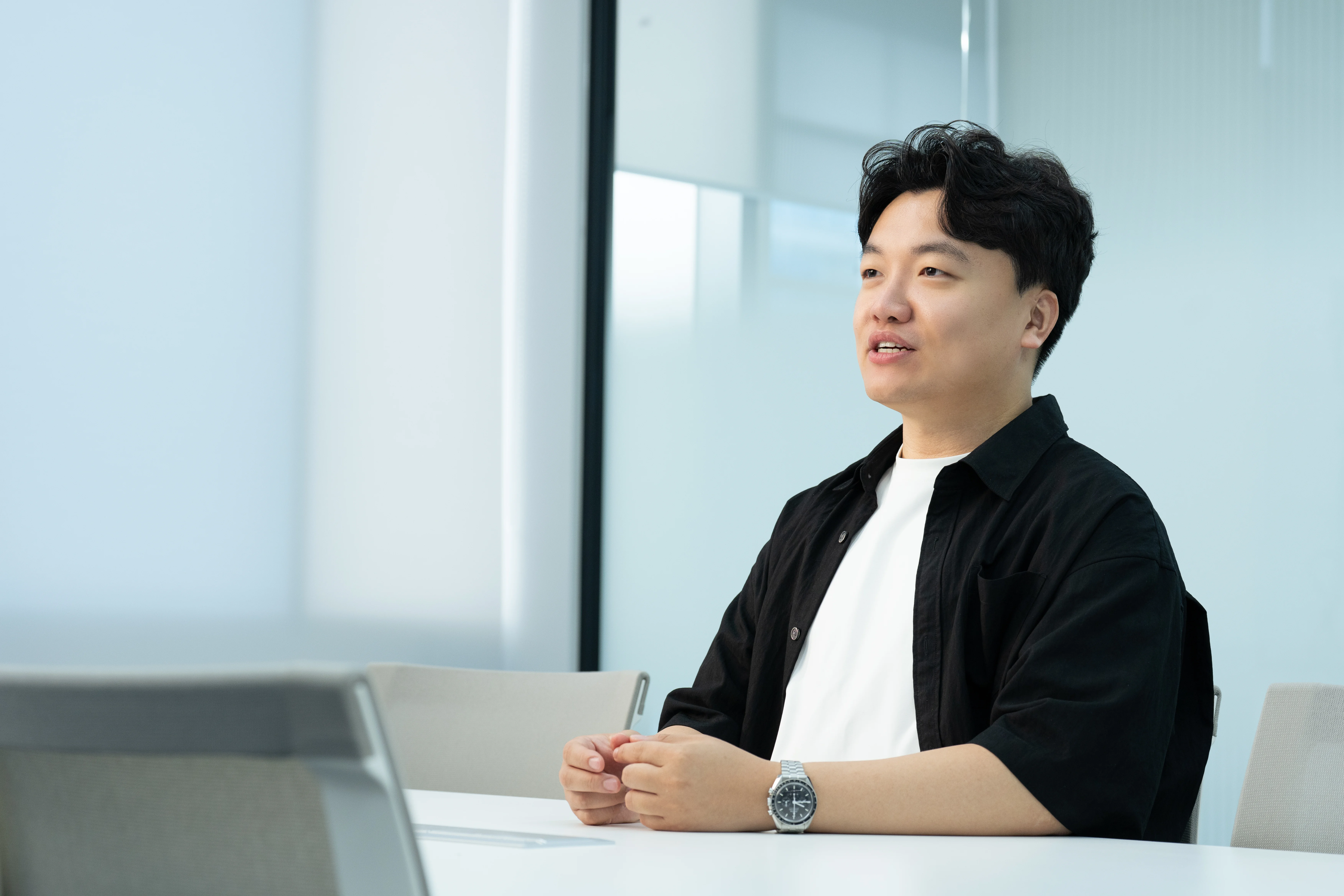 마트프로 대표 이보성이 인터뷰 질문에 답하고 있다