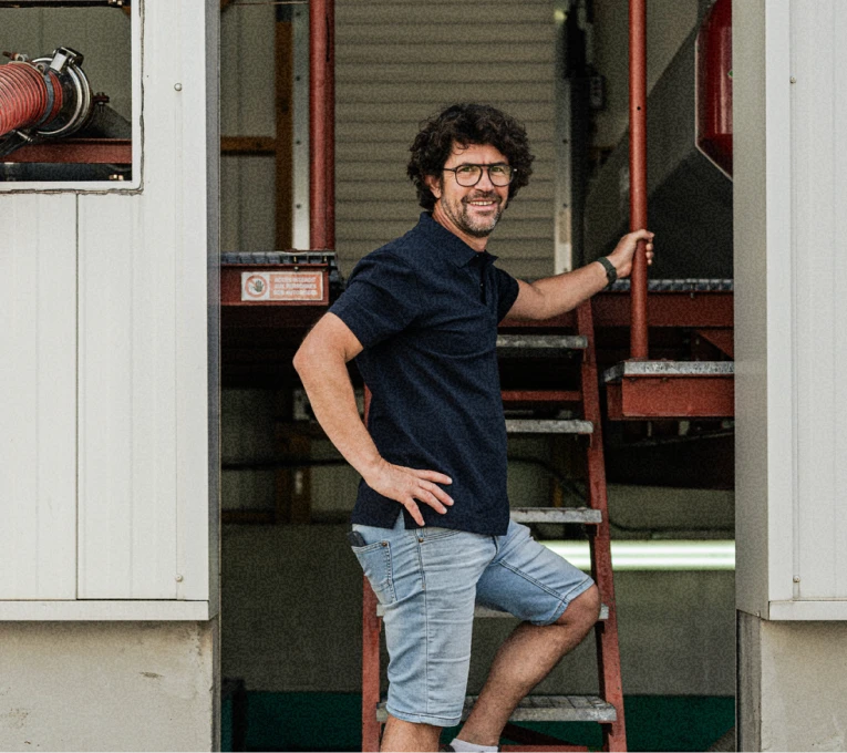 Portrait de Nicolas, devant le chai