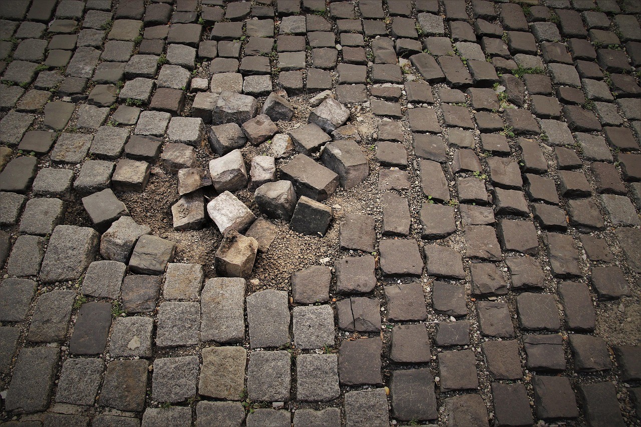 pavers,-uncomfortable,-pavement,-reason,-cracked,-street,-broken,-stone,-grey,-s - pasja1000 (pixabay)