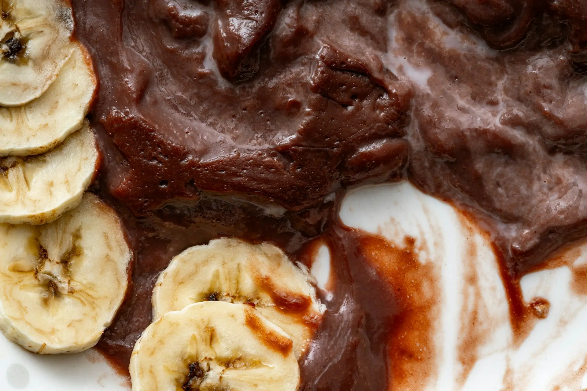 Tigela de açaí servida com pedaços de banana.