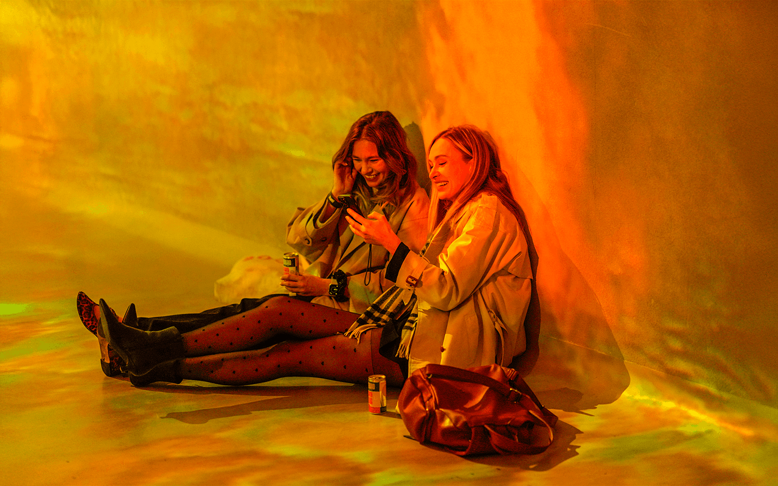 Pengunjung menikmati pameran interaktif di acara Frameless Lates.