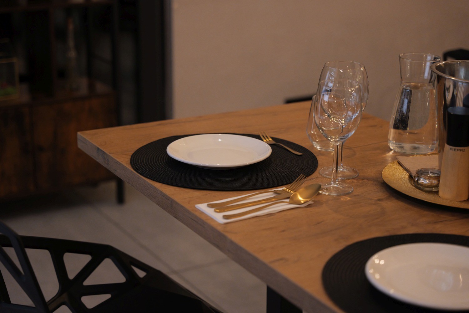 Eleganckie nakrycie stołu podczas kolacji degustacyjnej w restauracji Niedźwiedzia 25