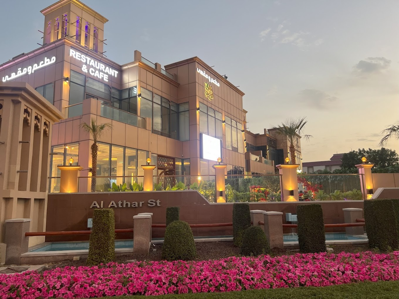 أوراق الزيتون هو مطعم يقع في جميرا 3 ويقدم مأكولات عربية، سورية وتركية.