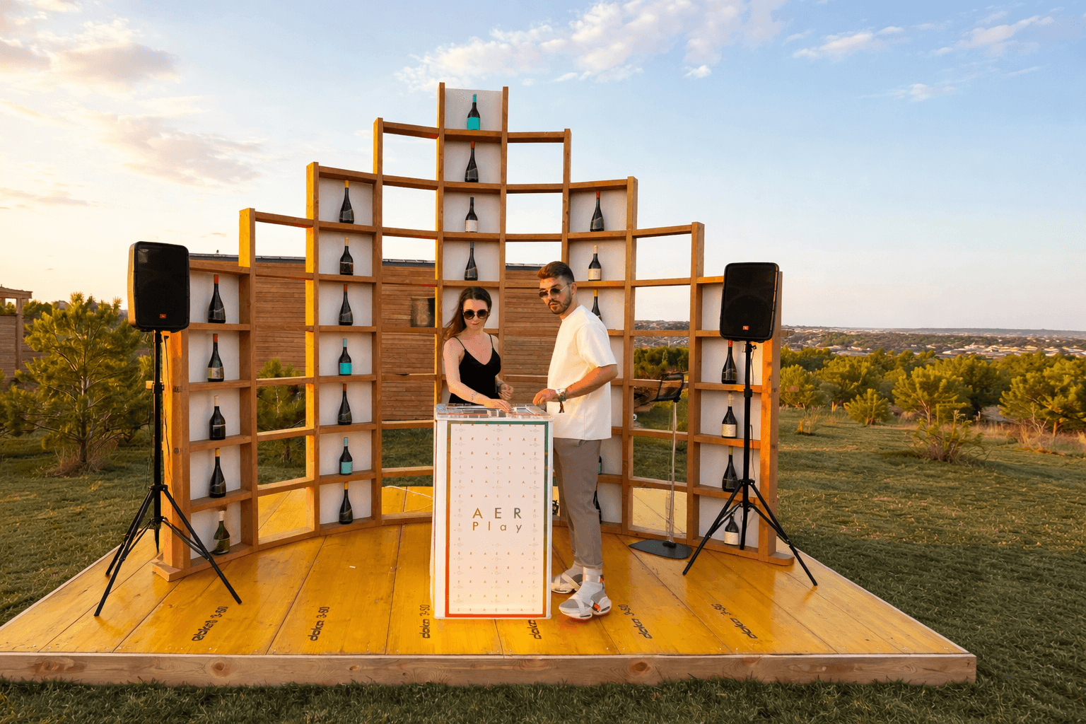 Participanți care creează muzică la masa de mixat interactivă din cadrul festivalului AER by Rasova