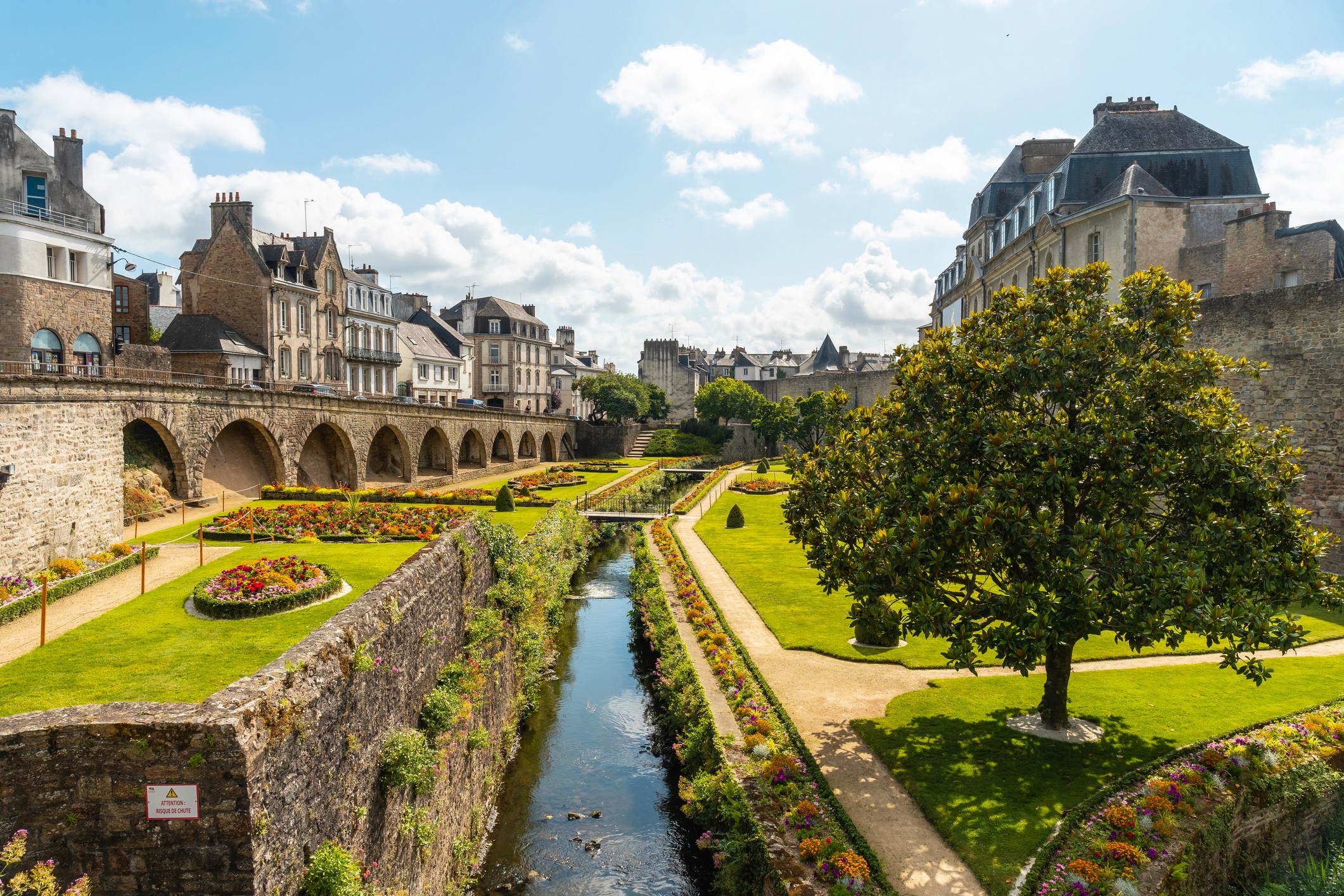 Photo de Vannes où Solarock a une agence : installateur panneaux solaires