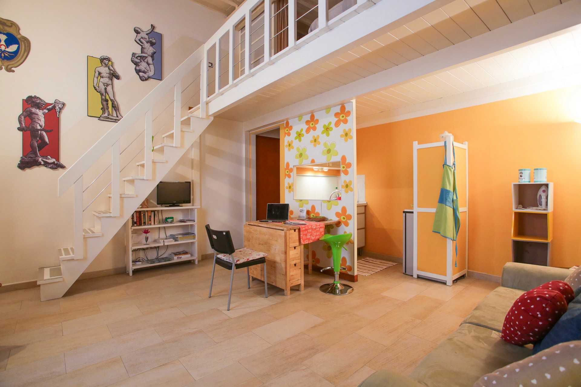 Immagine del salotto e delle scale che vanno alla camera al piano di sopra