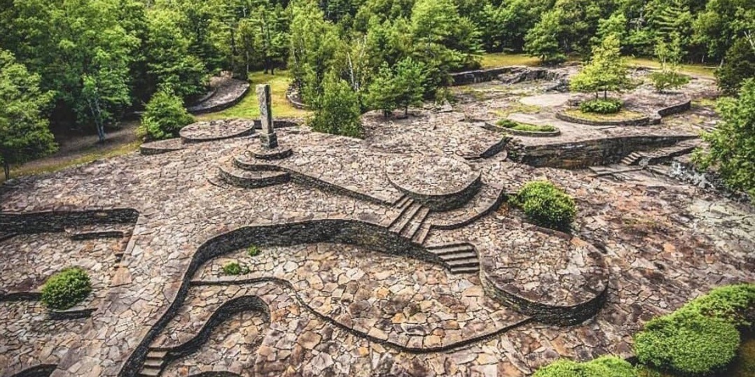 Trockenmauerkunstwerk Opus 40 von Harvey Fite