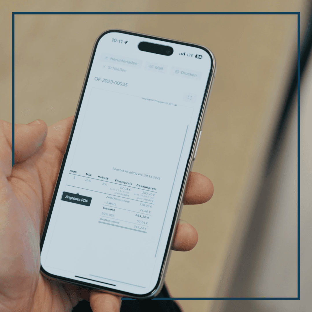 Eine Hand die ein iPhone 15 haltet auf dem balmung gepöffnet ist