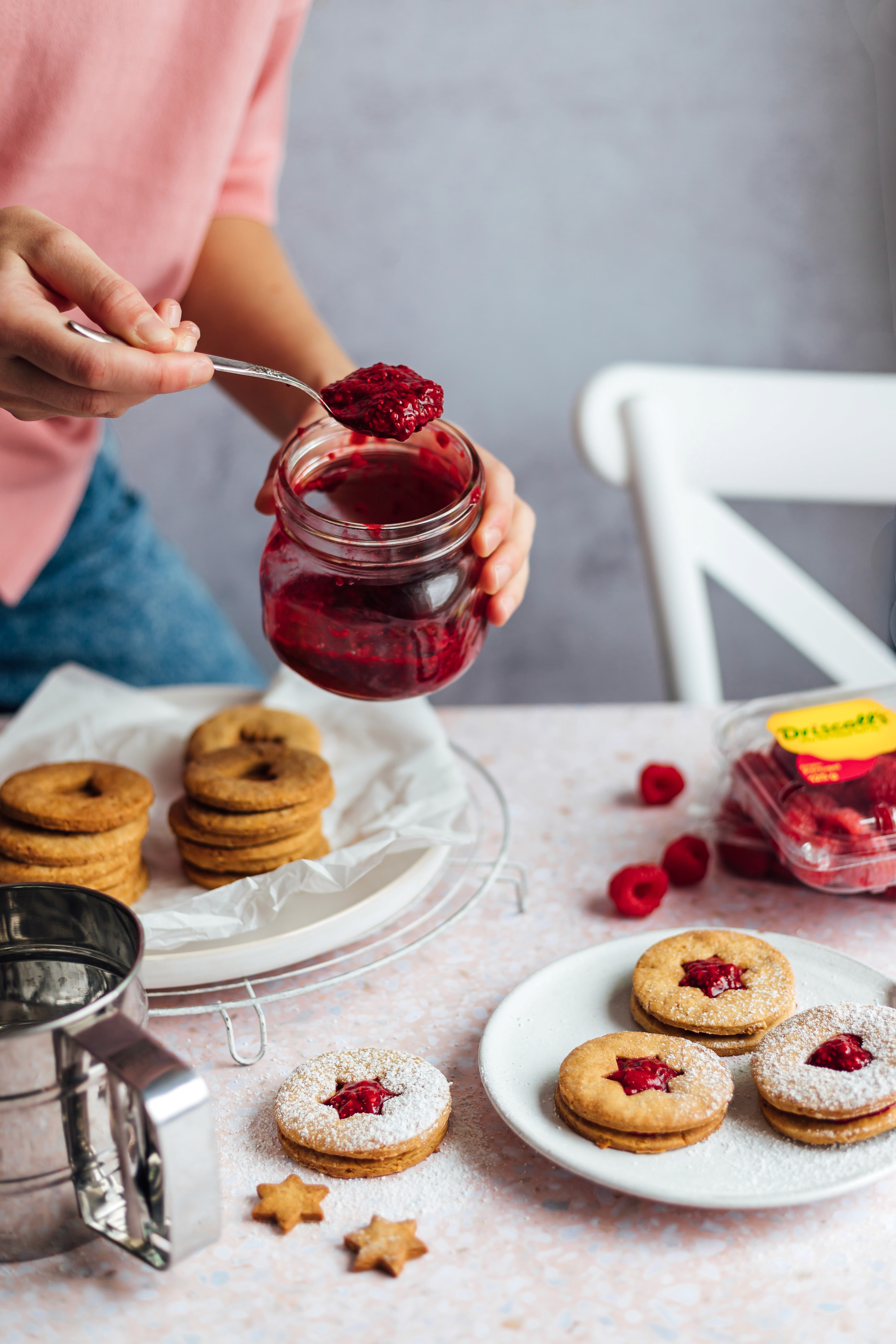 man met een zwart colbert