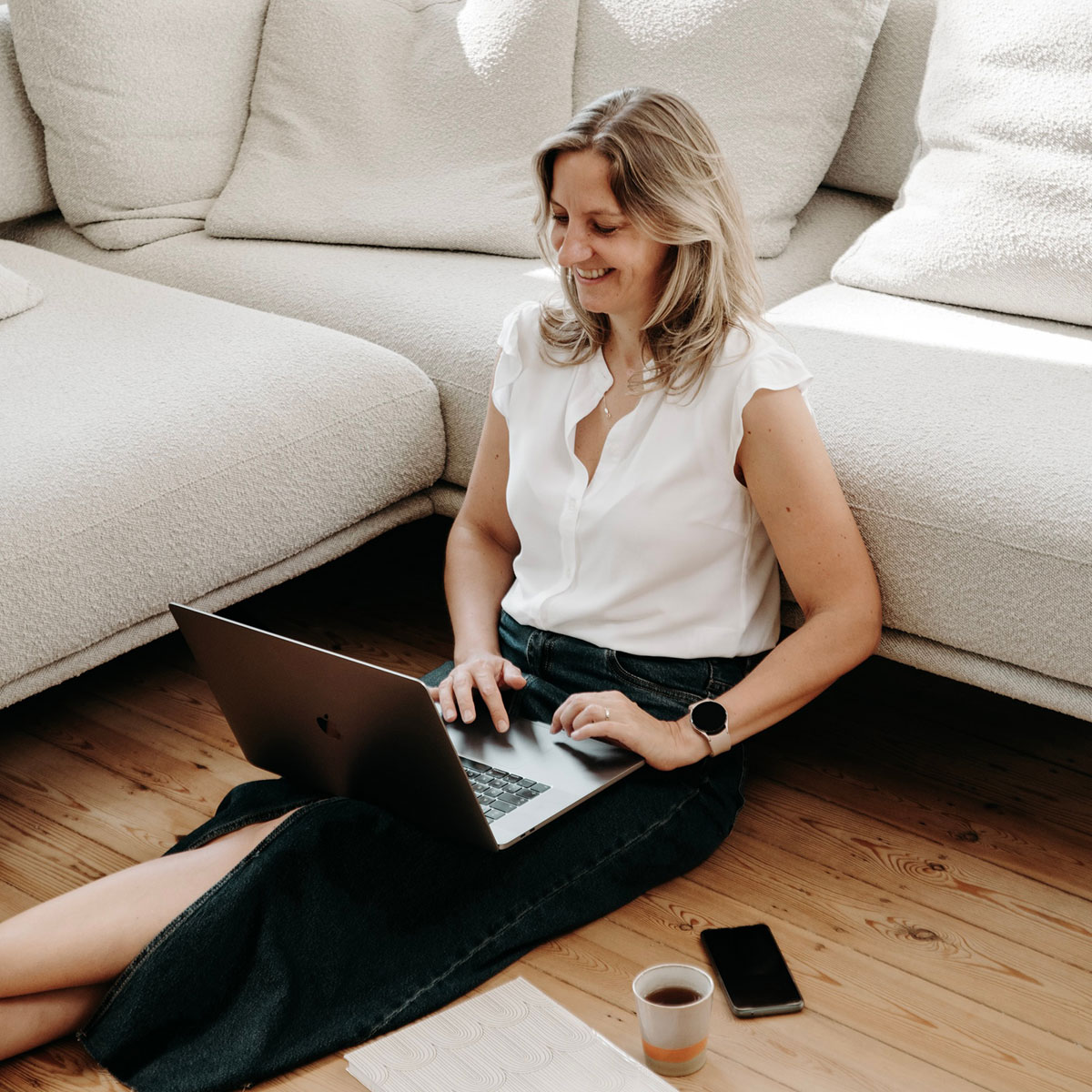 Sketch of a gray orange conceptcar on a white desk