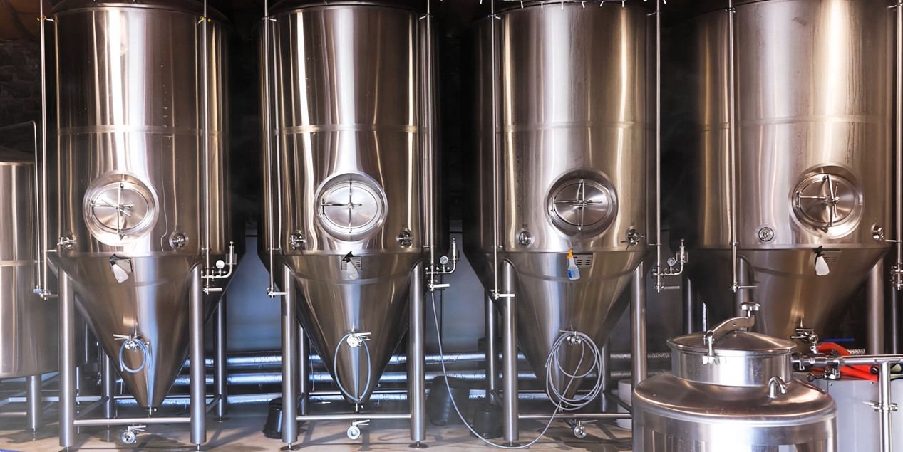 rangée de cuves de fermentation dans la brasserie dark lab