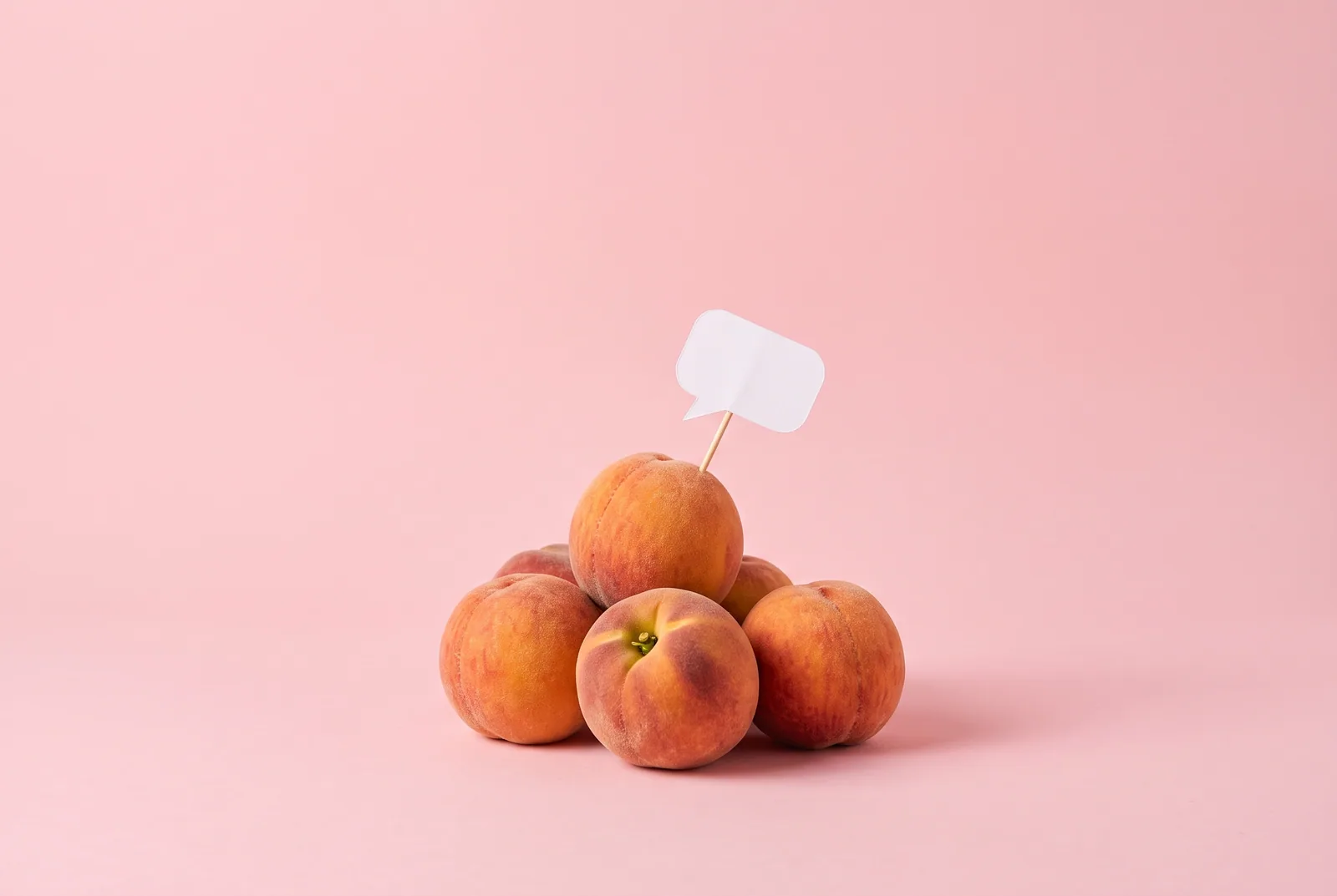 A pile of peaches with a small blank speech bubble, what real users say about BrainBuddy