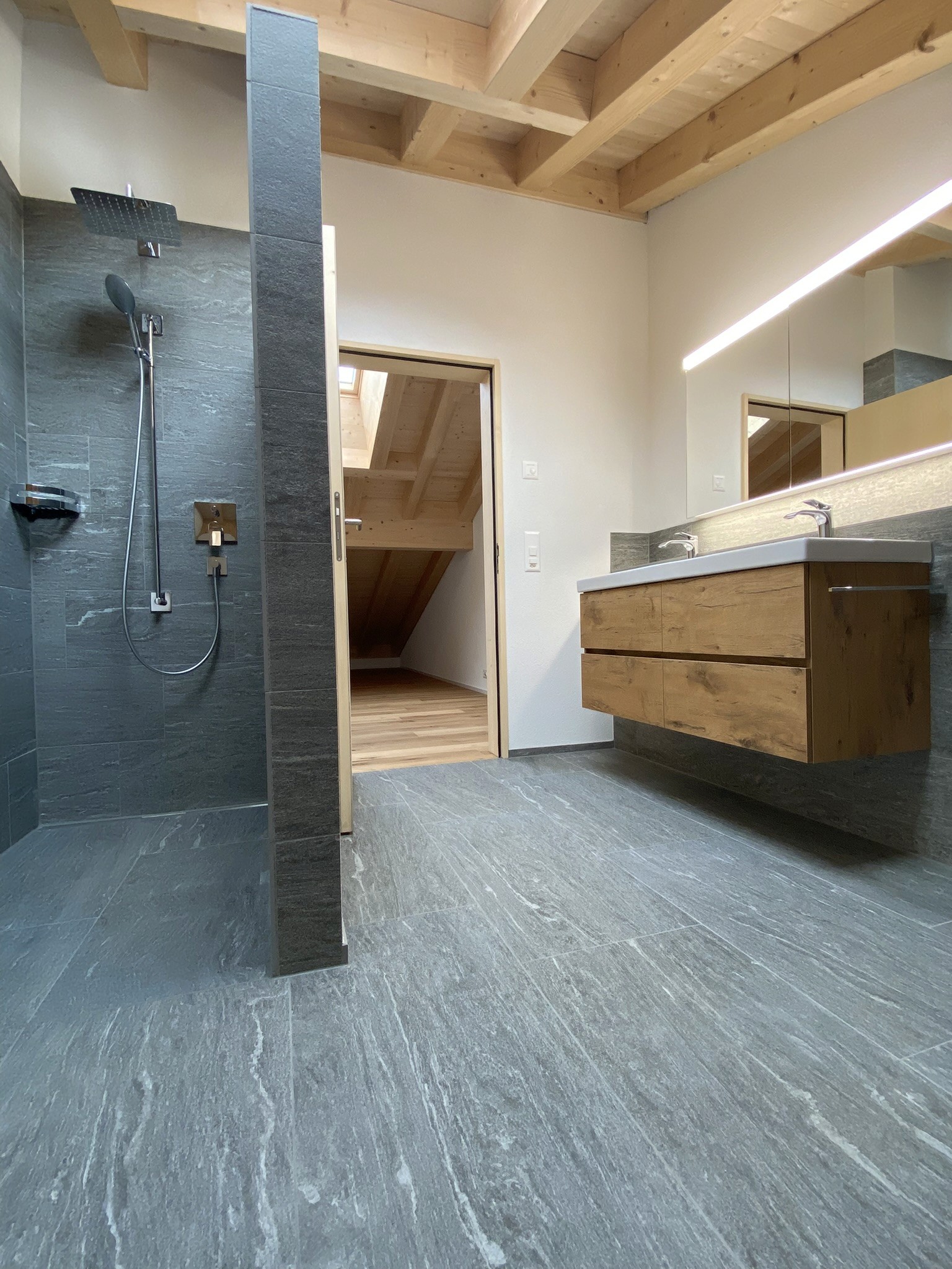 Moderne Badezimmer mit rustikalem Holzstil, Konstruktion by Niggli Architektur Grüsch