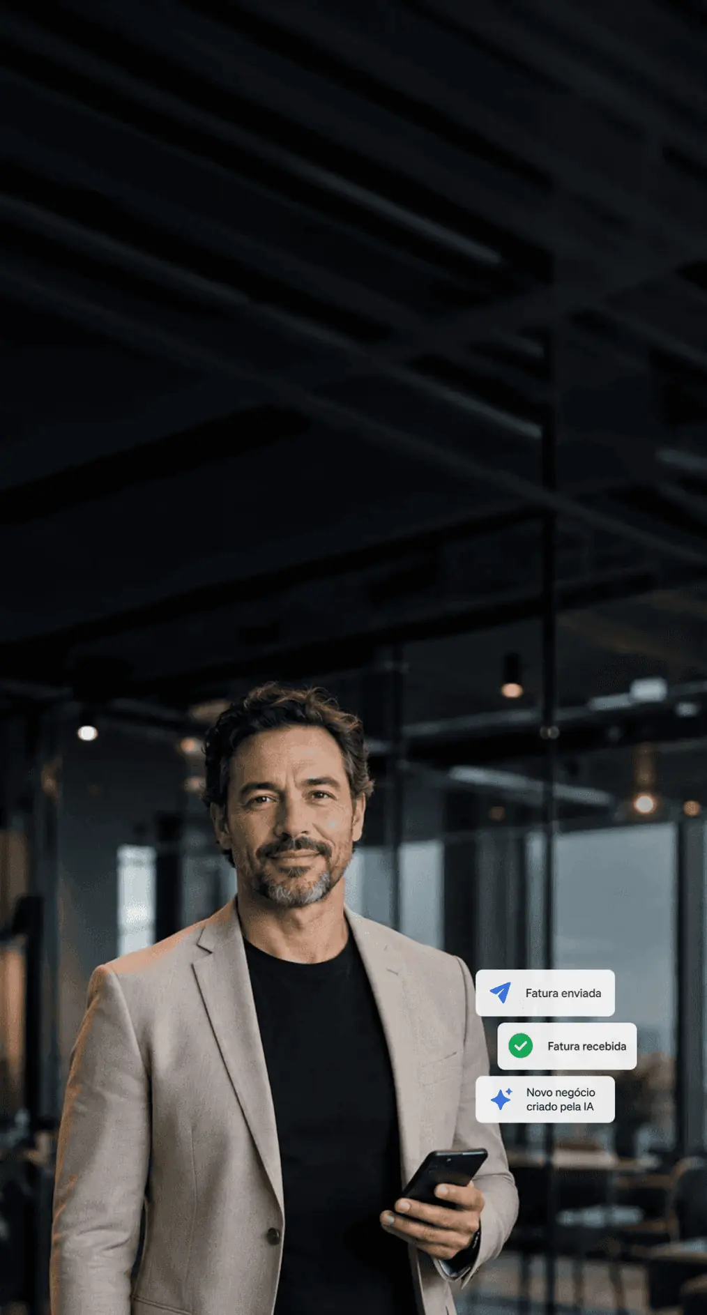 Empresário usando celular em ambiente corporativo, com indicadores de sistema conectado, cobrança automática e reconciliação automática