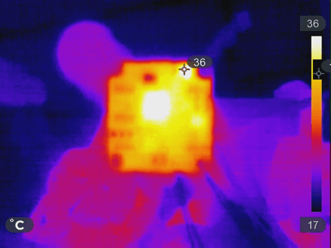 Thermal image of SwitchBlox Nano under no load, hottest point at 36°C