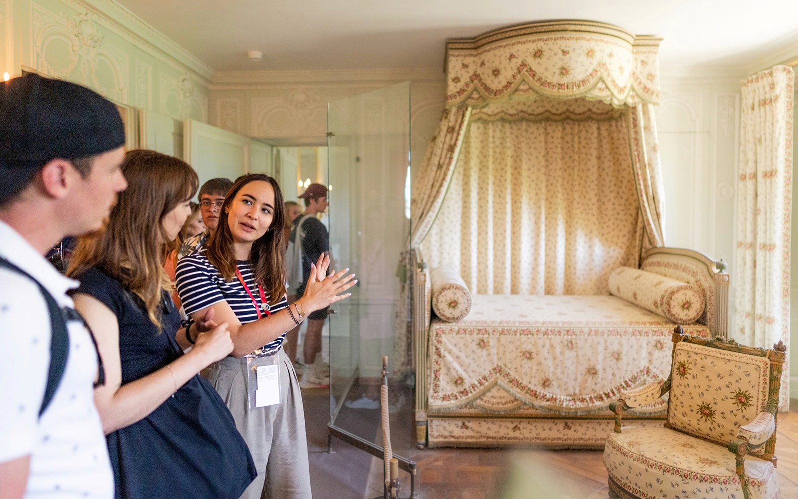 Pemandu tur menjelaskan kamar pribadi Marie Antoinette di Istana Versailles.