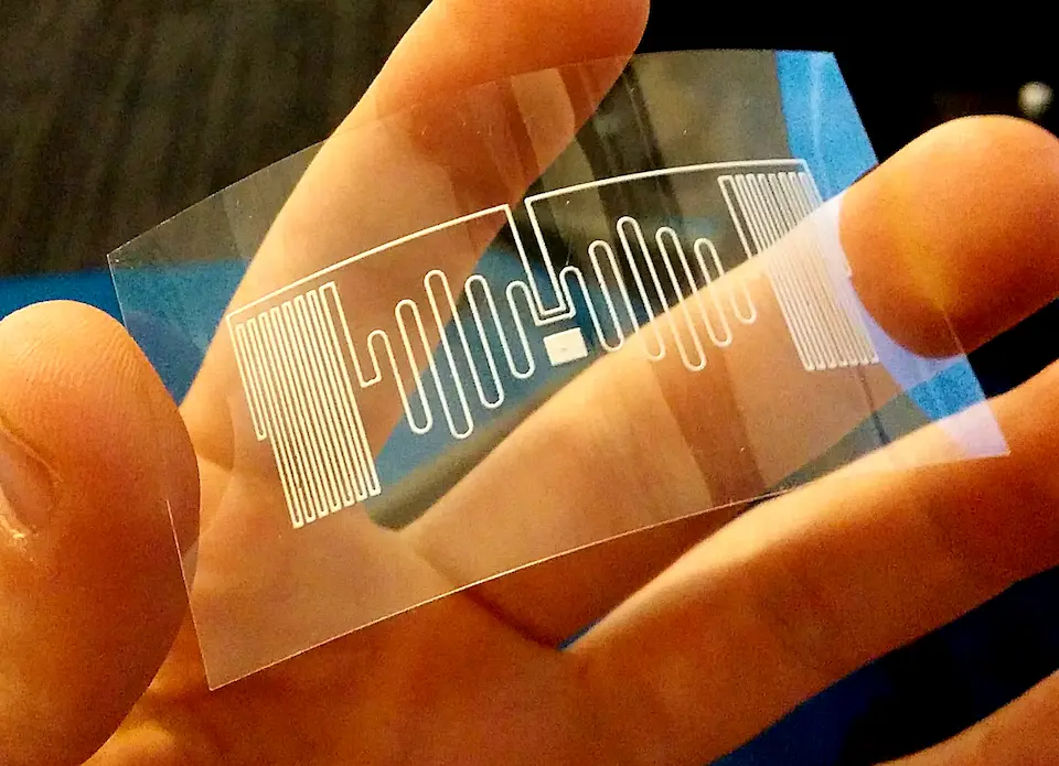 Mão segurando uma placa de circuito flexível impressa em 3D