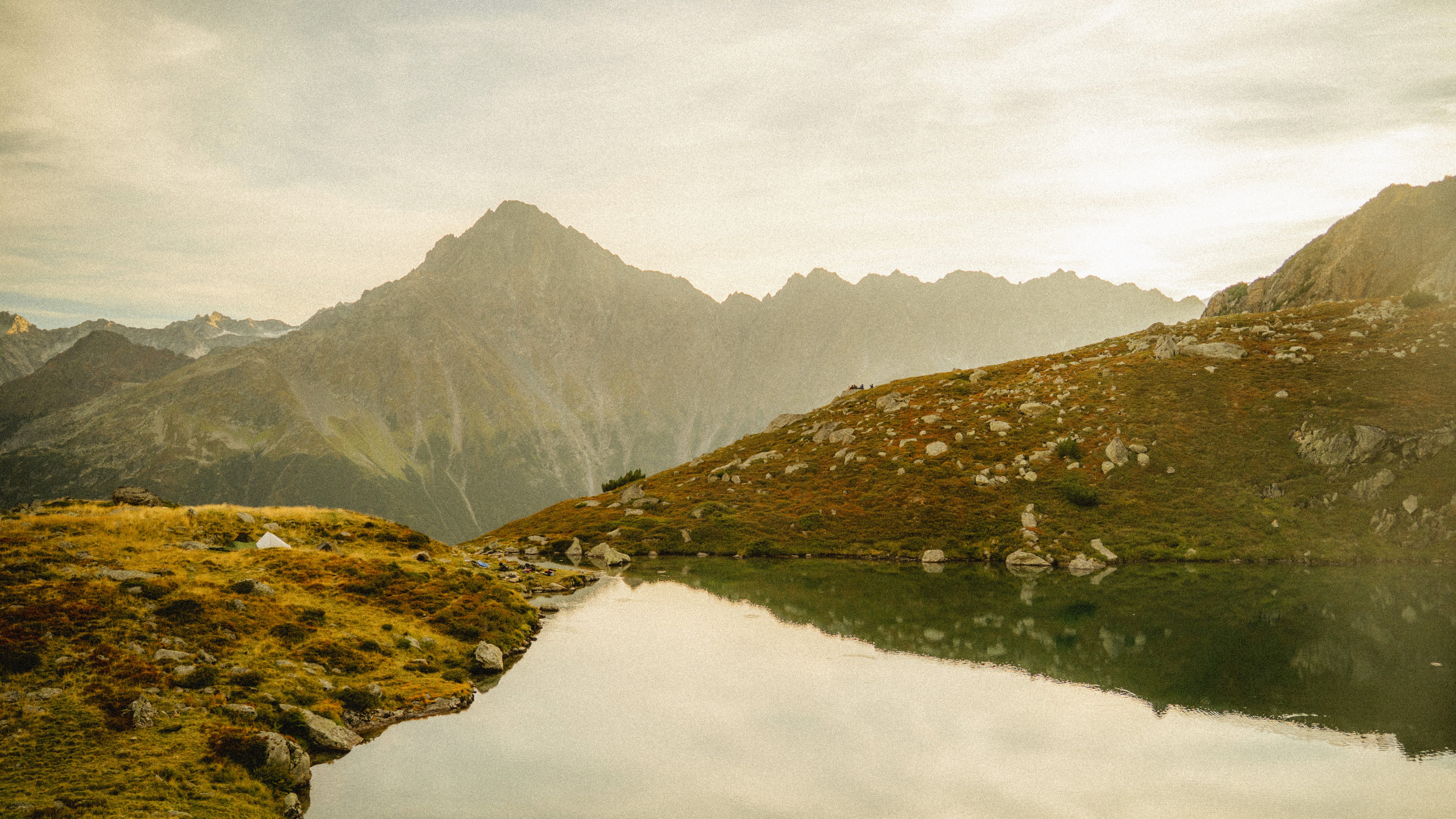 Bergsee mit der Spiegelung eines Felsgipfels im Berner Oberland