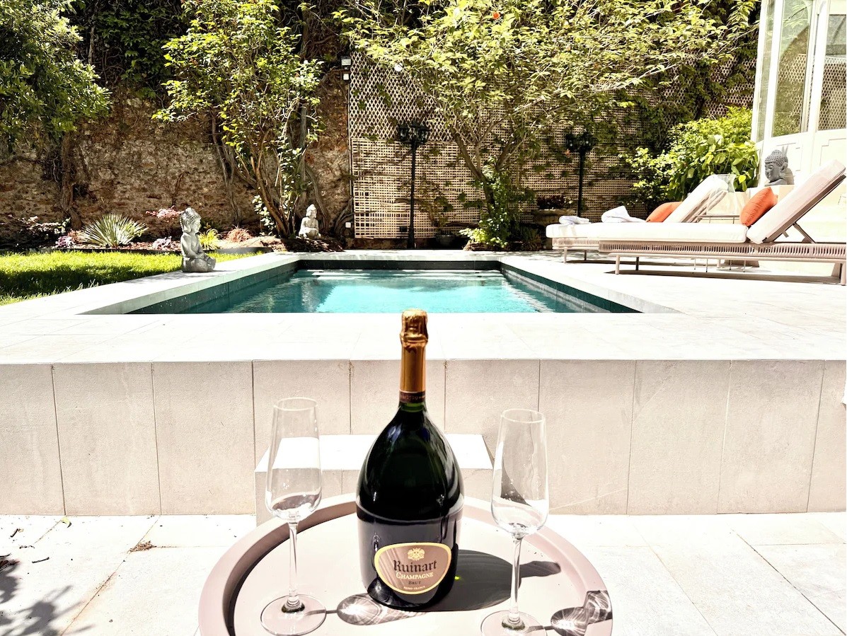 Ruinart au bord de la piscine de la villa piscus