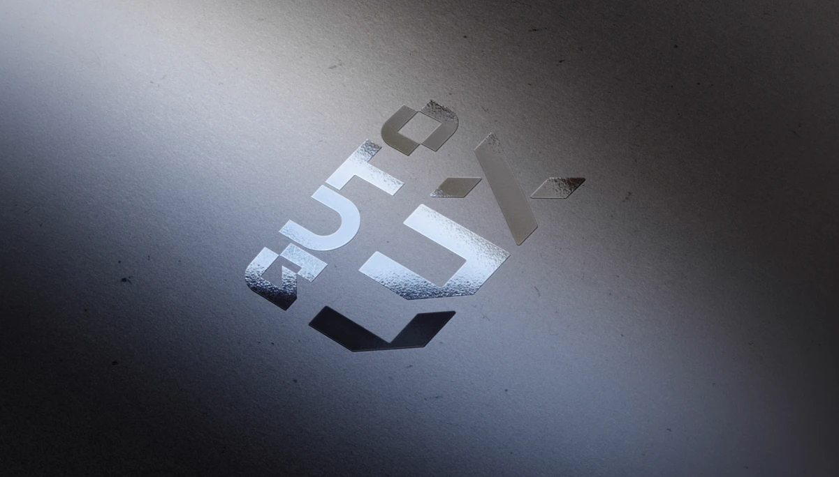 Logo AutoLux avec effet argent brillant (silver foil) sur fond sombre. Direction artistique et design de marque luxe par Tartelette Concept.