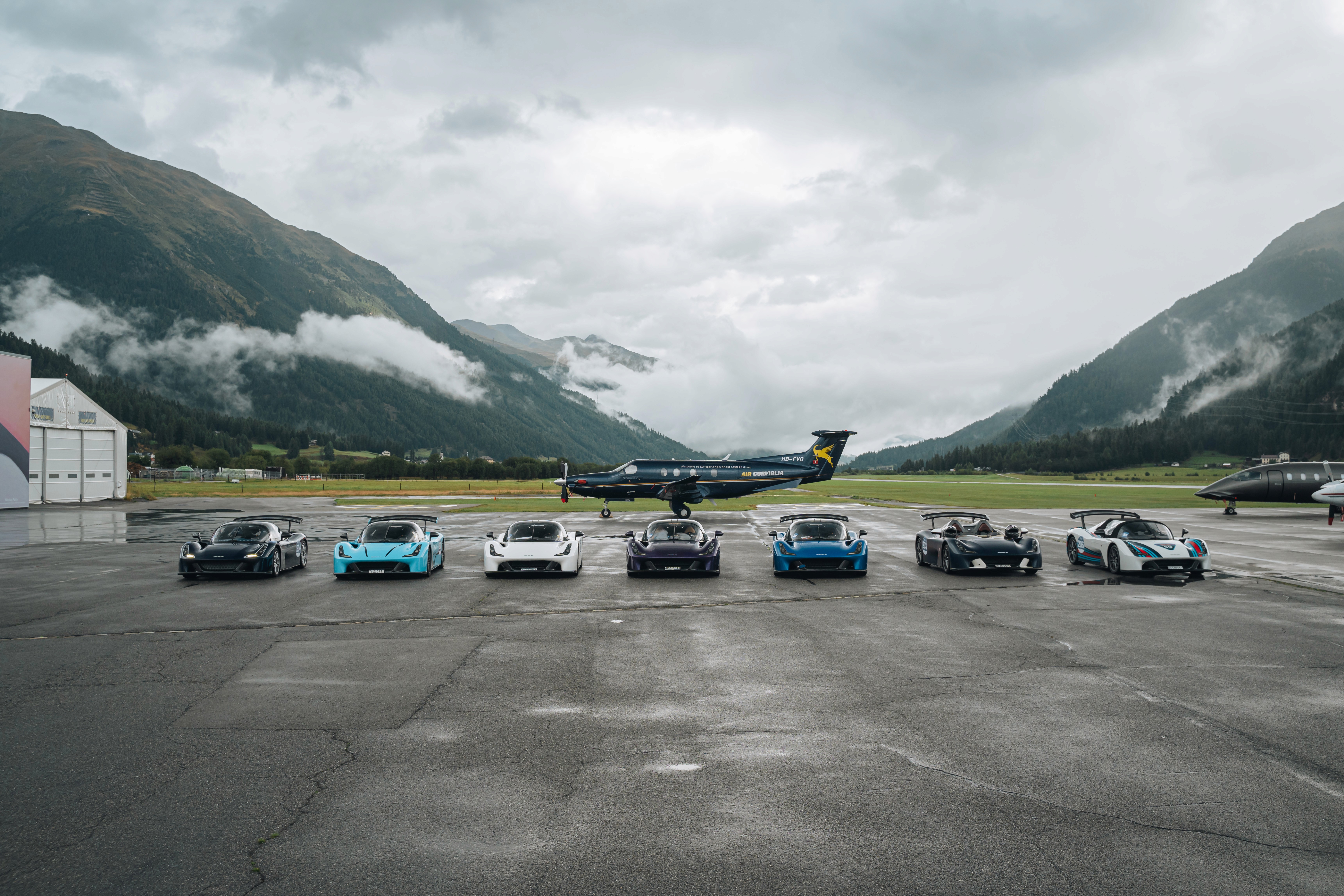 dallara stradale in aeroporto con jet privato