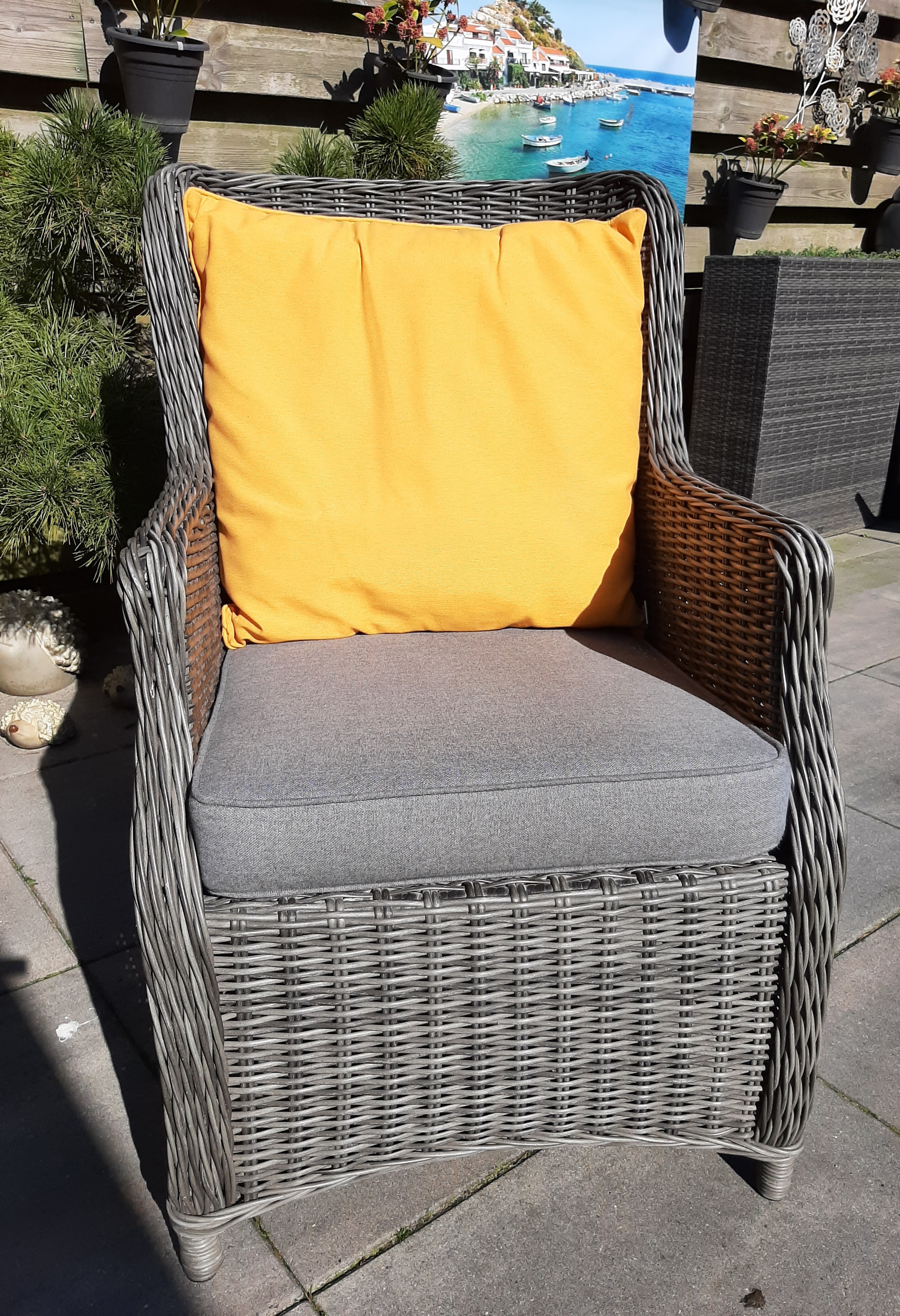 Tuinstoel met grijs zitkussen en okergeel rugkussen