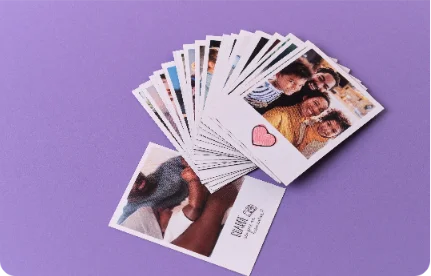 Pessoa segurando fotolivro com foto de mulher sorrindo ao ar livre, com a frase “Eu amo o Norte” escrita no canto da imagem