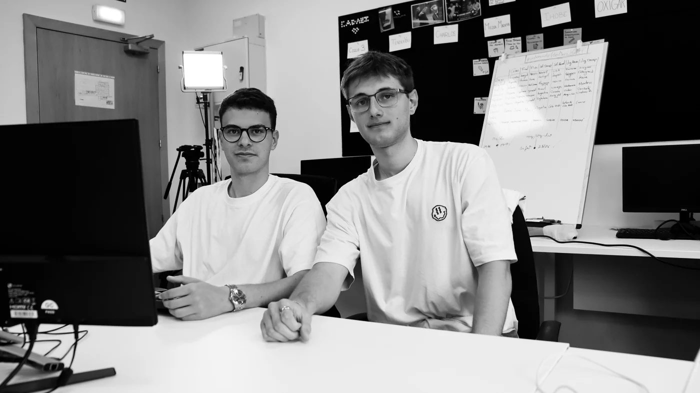 Dos personas del equipo de tenderyou sentadas en la oficina