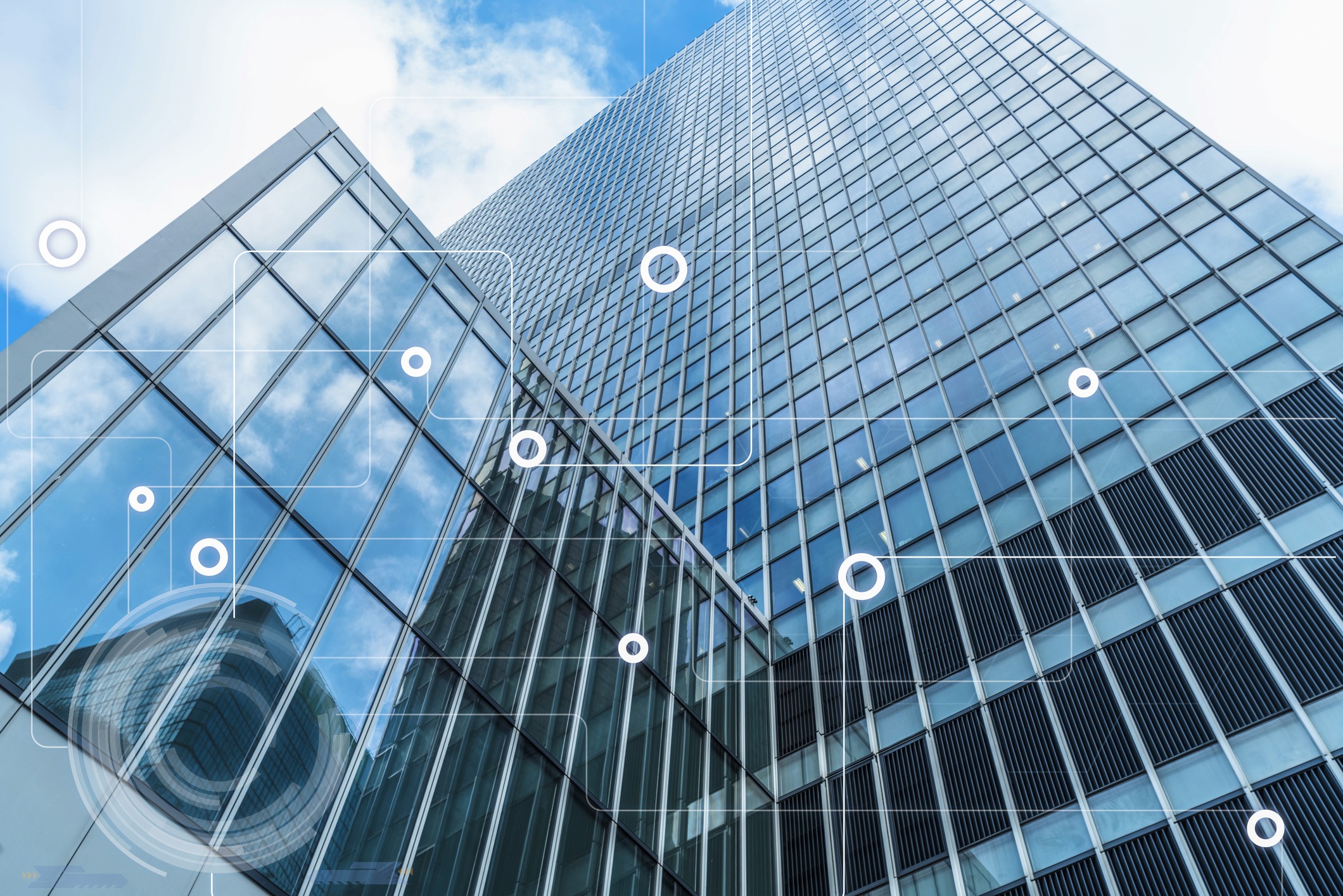 Perspektive eines Hochhauses mit digitalen Icons eingeblendet im Vordergrund