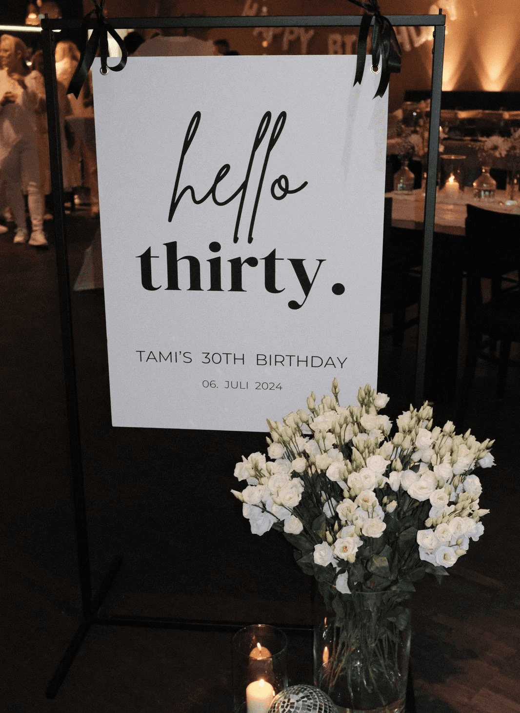 Dekoratives Schild zum 30. Geburtstag mit floralem Arrangement