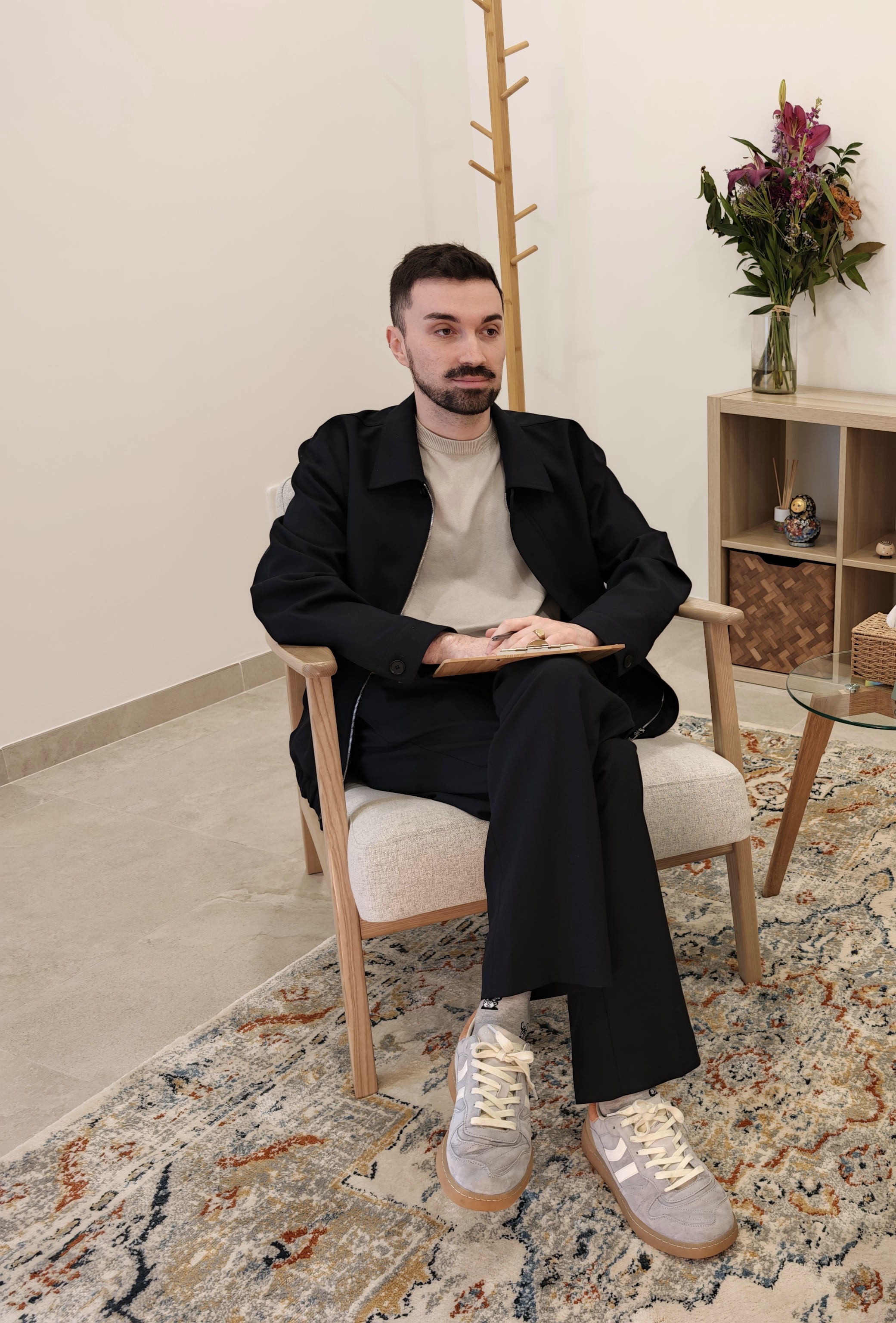 Psicólogo que trabaja el autoconocimiento en Clínica Danaí Oviedo