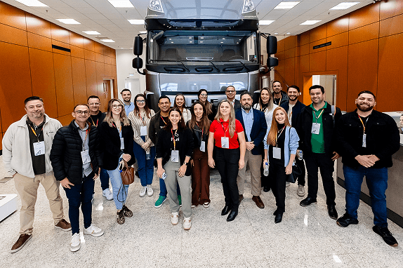 foto de um grupo de pessoas posando para a foto na empresa DAF
